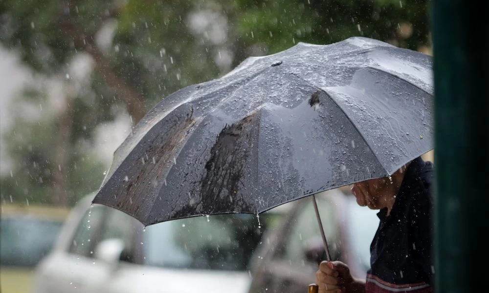 O καιρός… «τρελάθηκε»: Αλλάζει το σκηνικό με βροχές και καταιγίδες – «Βουτιά» της θερμοκρασίας!